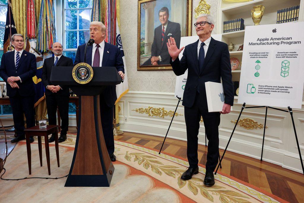 Apple: Κέρδη γα τη μετοχή μετα την ανακοίνωση για επενδύσεις 100 δισ. δολ.