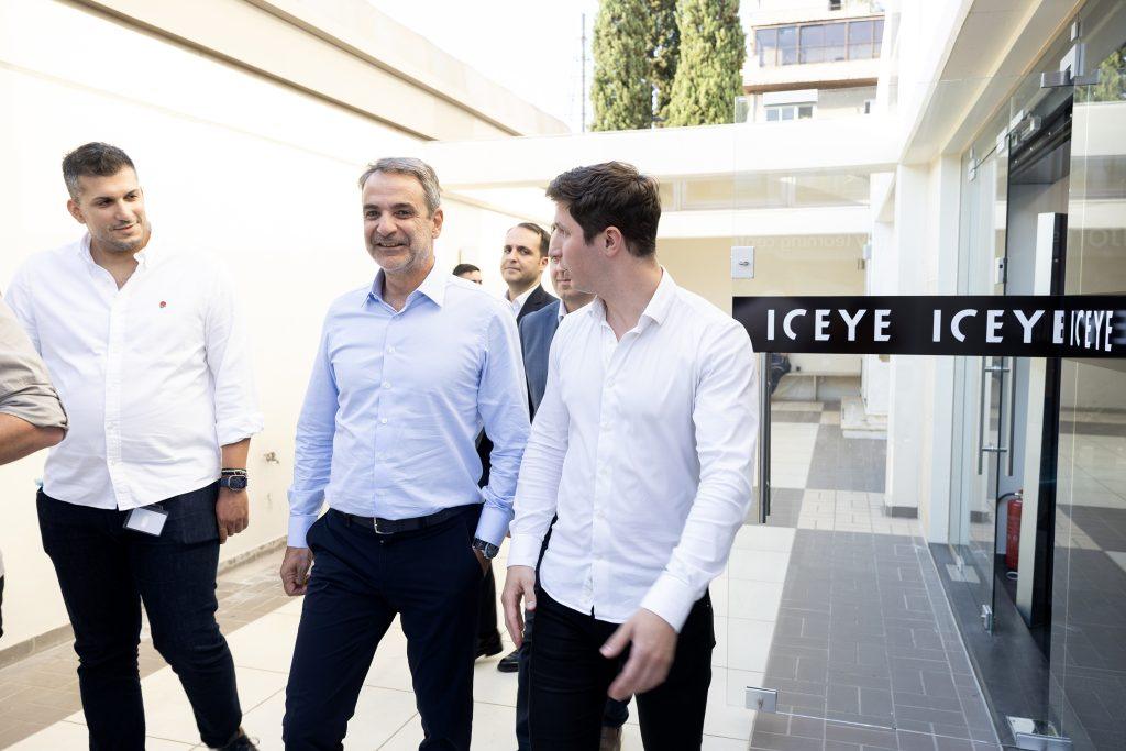 ICEYE: Στις εγκαταστάσεις και τη γραμμή παραγωγής δορυφόρων ο πρωθυπουργός