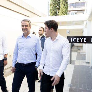 ICEYE: Στις εγκαταστάσεις και τη γραμμή παραγωγής δορυφόρων ο πρωθυπουργός