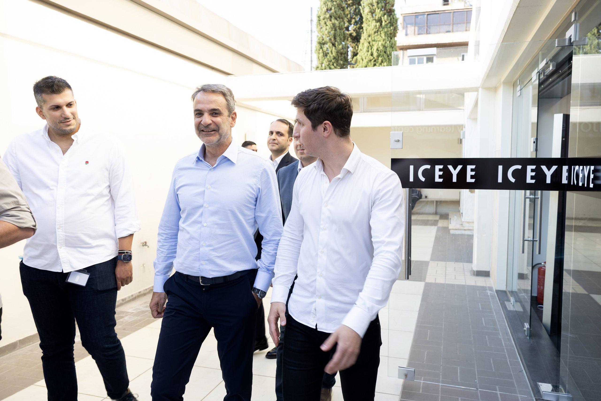 ICEYE: Στις εγκαταστάσεις και τη γραμμή παραγωγής δορυφόρων ο πρωθυπουργός