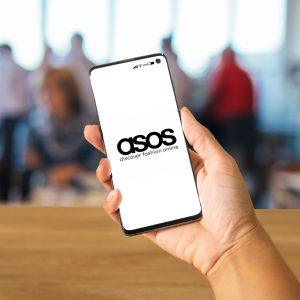 ASOS: Γιατί τελικά βγήκε εκτός μόδας και… αγοράς