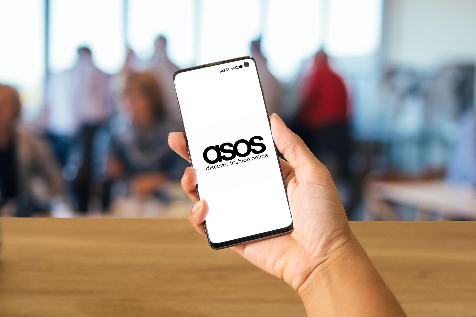 ASOS: Γιατί τελικά βγήκε εκτός μόδας και… αγοράς