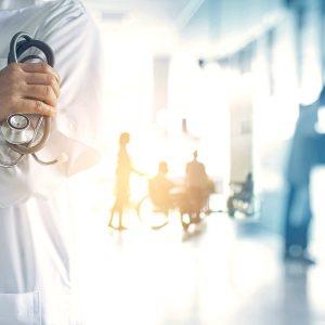 ΠΙΣ: Οι γιατροί γυρνούν «πλάτη» στο ΕΣΥ – 52 λιγότερες αποχωρήσεις «βλέπει» ο Άδωνις