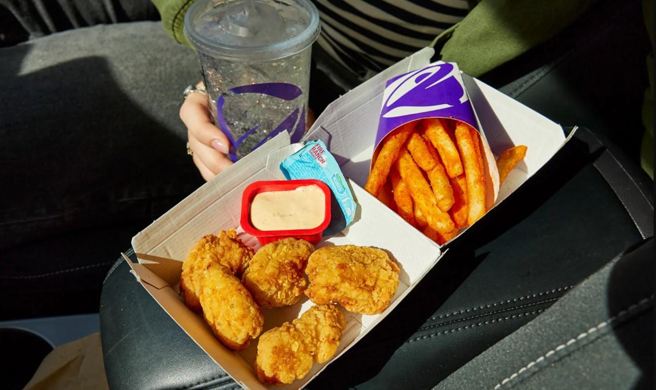 Fast food:  Η ακρίβεια οδηγεί τις αλυσίδες στο… κοτόπουλο
