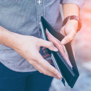 ΦΠΑ: Το κρυφτό της κυβέρνησης με τη μείωση του φόρου