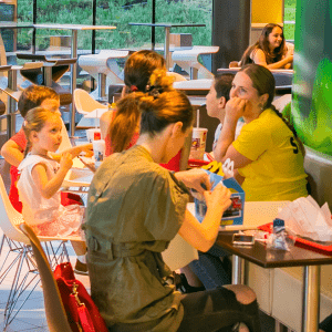 Fast food: Η κρίση «χτυπά την καρδιά» του φθηνού φαγητού