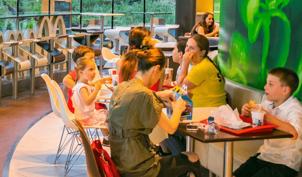 Fast food: Η κρίση «χτυπά την καρδιά» του φθηνού φαγητού