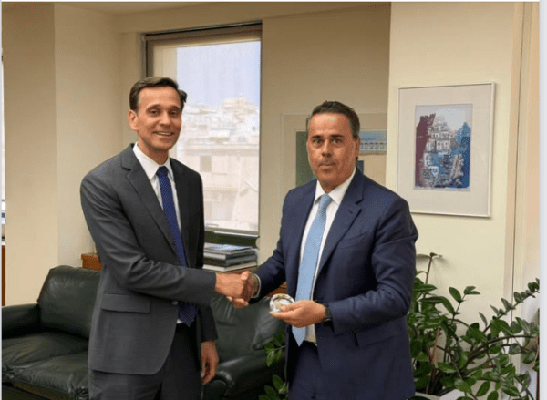 Παπασταύρου: Συνάντηση στο ΥΠΕΝ με τον νέο επιτετραμμένο της πρεσβείας των ΗΠΑ στην Αθήνα