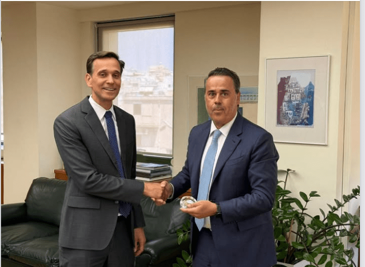Παπασταύρου: Συνάντηση στο ΥΠΕΝ με τον νέο επιτετραμμένο της πρεσβείας των ΗΠΑ στην Αθήνα