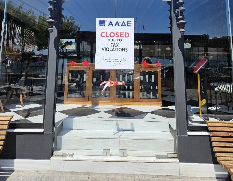 ΑΑΔΕ: Παραποιημένα προϊόντα, λουκέτα και πρόστιμα σε τουριστικούς προορισμούς