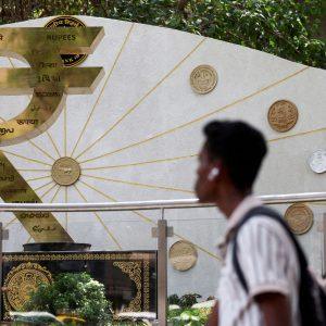 Ρουπία: Το ινδικό νόμισμα σε νέο χαμηλό λόγω ανησυχιών για τους δασμούς Τραμπ