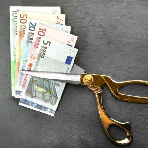 Μισθοί: ό,τι δεν τρώει ο πληθωρισμός, το παίρνει η εφορία