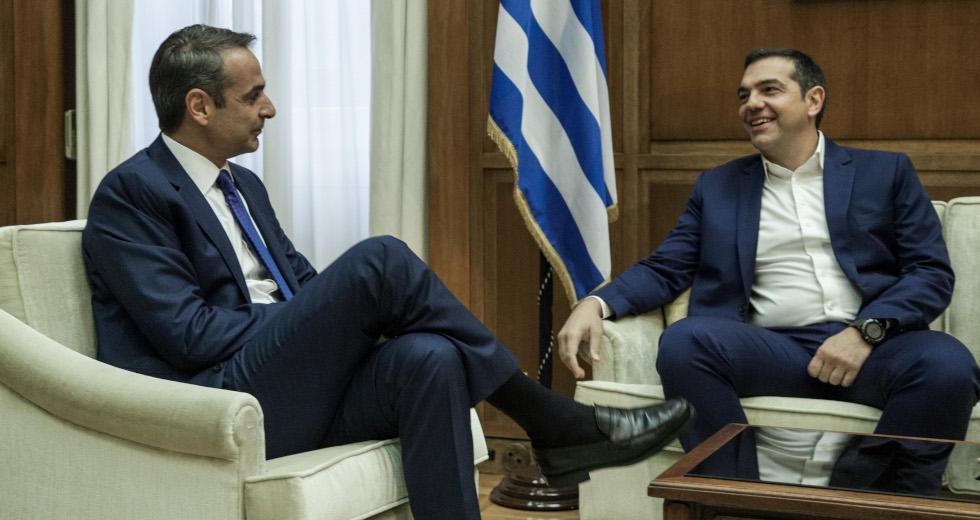 Δημοσκόπηση: Ο Tσίπρας ανεβαίνει και απειλεί τον Μητσοτάκη