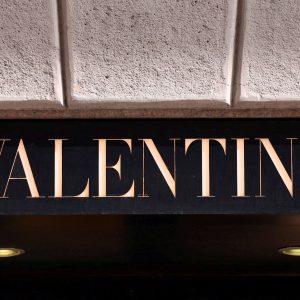 Kering: Παίρνει παράταση έως το 2029 για την εξαγορά του Valentino