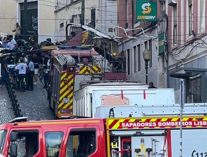 Λισαβόνα: 15 νεκροί μετά από εκτροχιασμό του εμβληματικού τραμ Γκλόρια