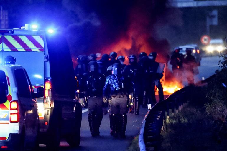 Γαλλία: Κινητοποιήσεις σε όλη τη χώρα – Πρώτη δοκιμασία του νέου πρωθυπουργού