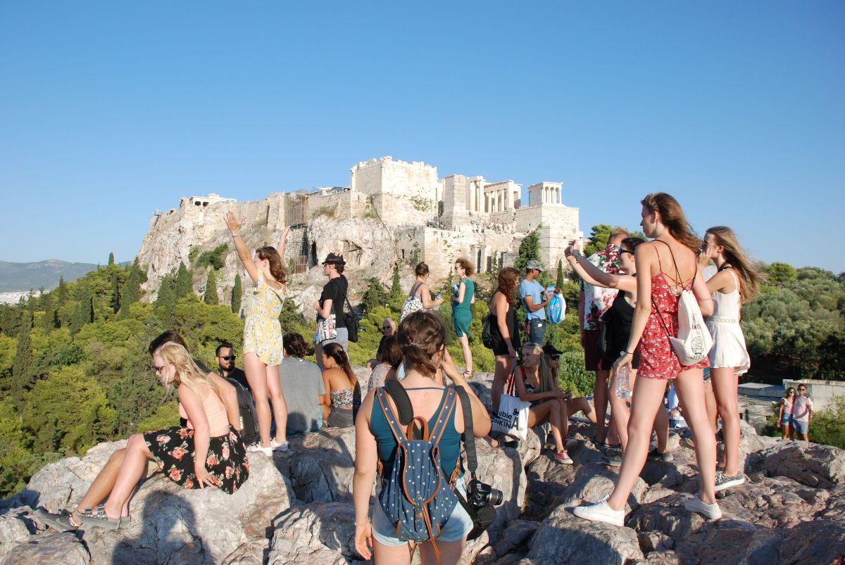BoG: Tourism and Exports Narrow Greece’s Deficit