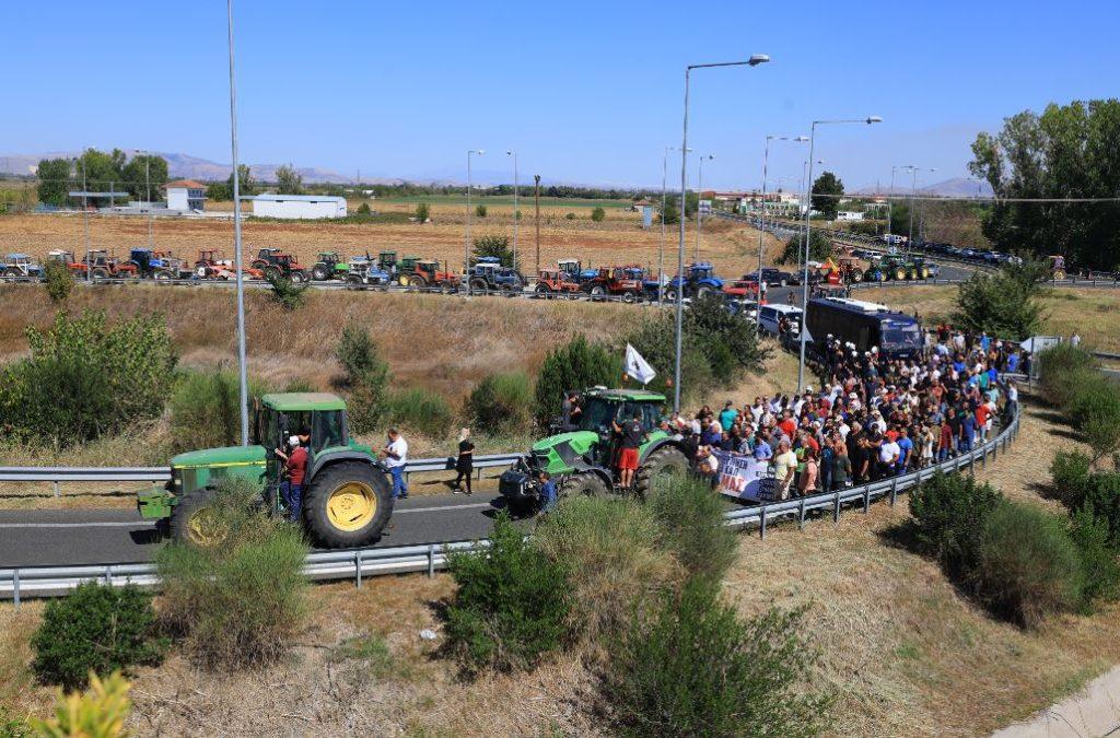 Αγρότες: «Φτάνει πια η κοροϊδία» – Βγήκαν τα τρακτέρ στη Θεσσαλία