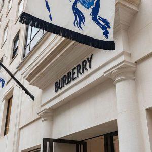 Burberry: Πώς μπορεί να ξαναβρεί τον ρυθμό της;