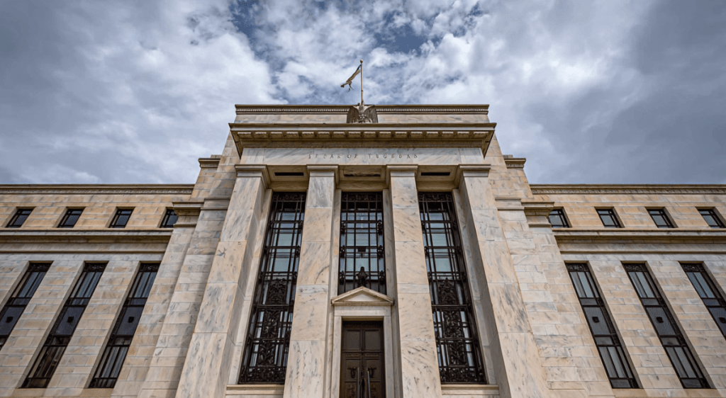 Federal Reserve: Τα τρία στρατόπεδα και η «3η εντολή»