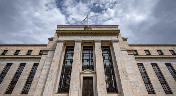 Federal Reserve: Τα τρία στρατόπεδα και η «3η εντολή»