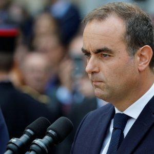 Λεκορνί: Παίρνει πίσω την κατάργηση των αργιών – Τι…δίνει στα συνδικάτα