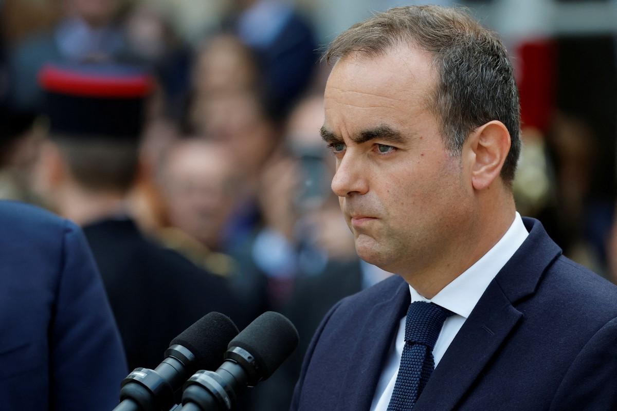 Λεκορνί: Παίρνει πίσω την κατάργηση των αργιών – Τι…δίνει στα συνδικάτα