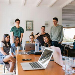 IWG: H γενιά Ζ εκπαιδεύει τους μεγαλύτερους στην τεχνητή νοημοσύνη