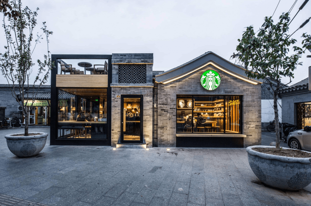 Starbucks: Κλείνει καταστήματα και κόβει εκατοντάδες θέσεις εργασίας στη Βόρεια Αμερική