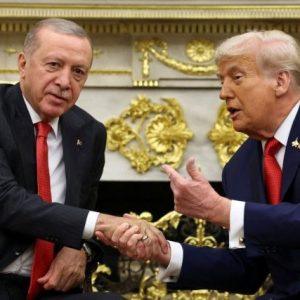Τραμπ: Προτρέπει τον Ερντογάν να μειώσει τις αγορές πετρελαίου από τη Ρωσία