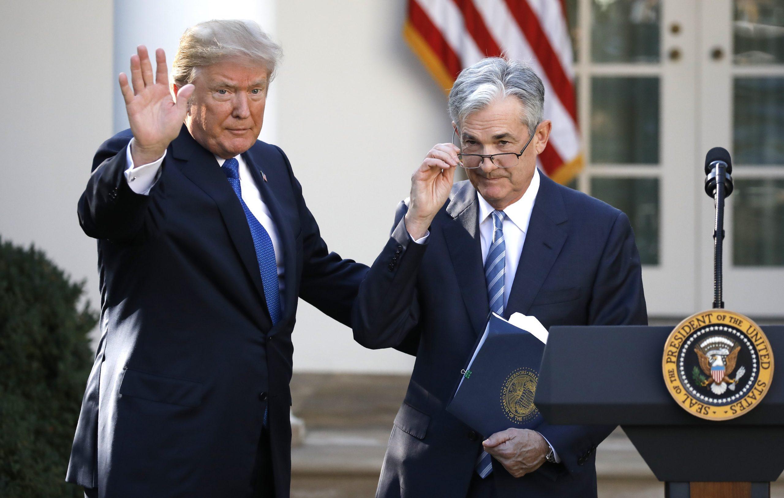 Fed: Οι επενδυτές υποτιμούν τις απειλές Τραμπ προειδοποιούν οικονομολόγοι