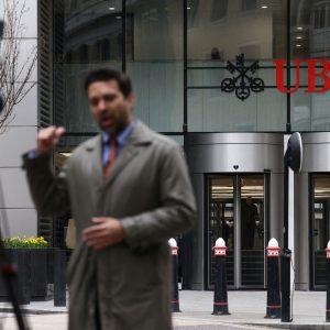 UBS: Οι Τζειμς Μποντ τραπεζίτες, ένα πρόστιμο μαμούθ και το κούρεμα του