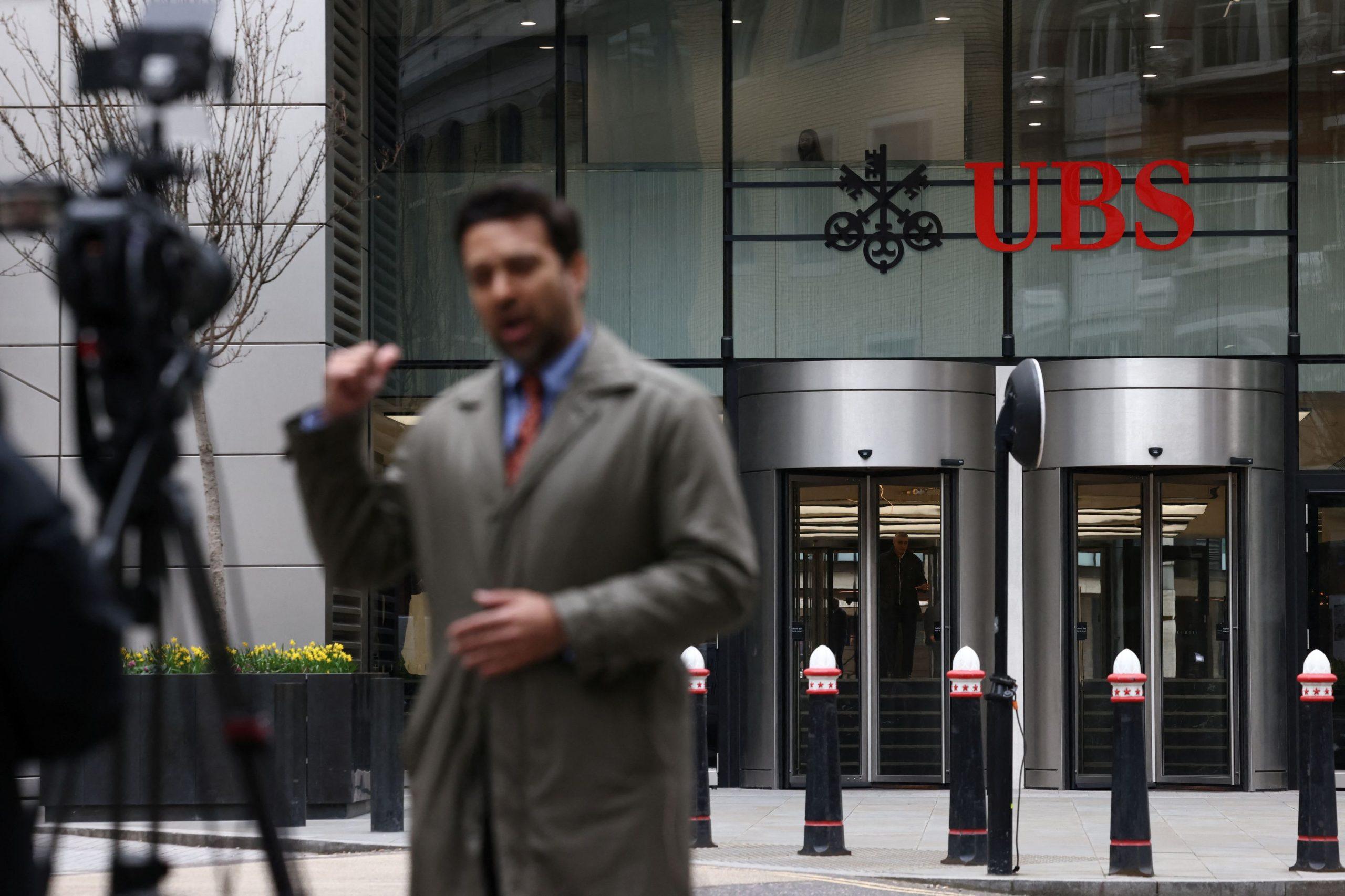 UBS: Οι Τζειμς Μποντ τραπεζίτες, ένα πρόστιμο μαμούθ και το κούρεμα του