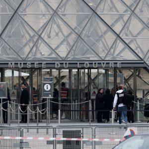 Louvre Museum Closes After Jewelry Robbery in Paris