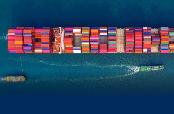 Coral Marine: Η πρώτη παράδοση βιοκαυσίμου με πλωτό μέσο σε πλοίο στον Πειραιά