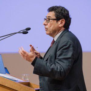 Φιλίπ Αγκιόν: Συνεργασία με τους Σοσιαλιστές για να απομονωθεί η Ακροδεξιά