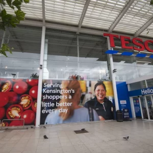 Tesco: Επαναπροσδιορίζει το λιανεμπόριο στη Βρετανία – και όλοι ακολουθούν