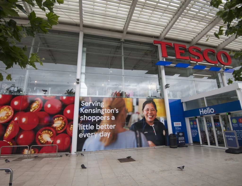 Tesco: Επαναπροσδιορίζει το λιανεμπόριο στη Βρετανία – και όλοι ακολουθούν