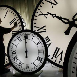 Την Κυριακή, μία ώρα πίσω οι δείκτες των ρολογιών