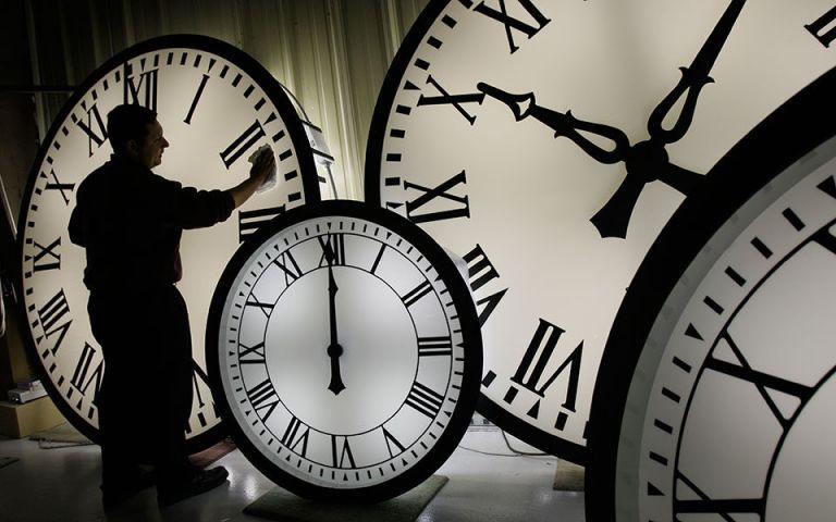 Την Κυριακή, μία ώρα πίσω οι δείκτες των ρολογιών