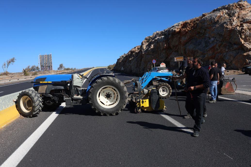Αγρότες: Σε αναβρασμό οι παραγωγοί στην Κρήτη – Έκλεισαν τον ΒΟΑΚ