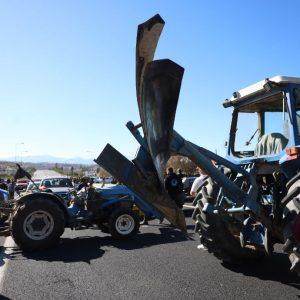 Αγρότες: Συνεχίζονται τα μπλόκα στην Κρήτη