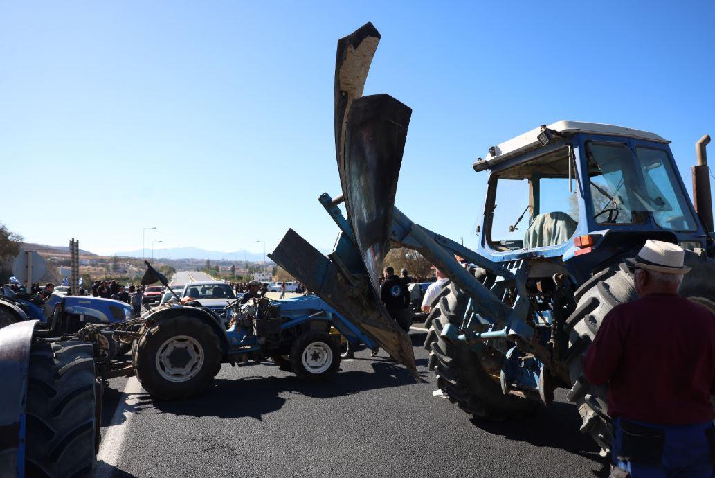 Αγρότες: Συνεχίζονται τα μπλόκα στην Κρήτη