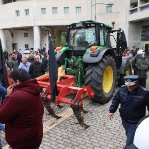 Αγρότες: Μπλόκο σε κλιμάκιο της κυβέρνησης στη Λιβαδειά