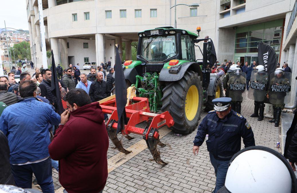 Αγρότες: Μπλόκο σε κλιμάκιο της κυβέρνησης στη Λιβαδειά