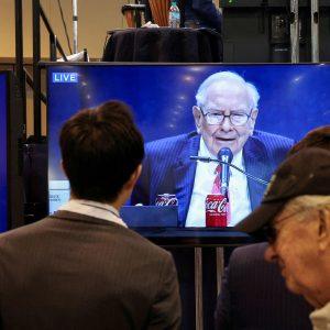 Berkshire Hathaway: Άνοιξε και επίσημα ο δρόμος ώστε ο Αμπελ να διαδεχθεί τον Μπάφετ