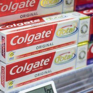 Colgate – Palmolive: Οι ανατιμήσεις και οι δασμοί «φρενάρουν» την ανάπτυξη του κολοσσού
