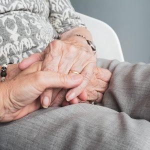 ΙΟΒΕ: Ουραγός η Ελλάδα στην μακροχρόνια φροντίδα