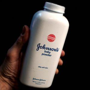 Johnson & Johnson: Ένοχη σε υπόθεση για καρκίνο από ταλκ – Διαταγή αποζημίωσης 966 εκατ. δολαρίων