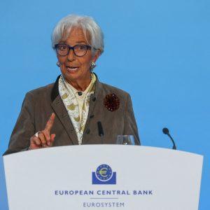 Λαγκάρντ: Η ΕΚΤ πετυχαίνει τον στόχο της, τα εμπόδια στην ανάπτυξη θα εξασθενήσουν το 2026